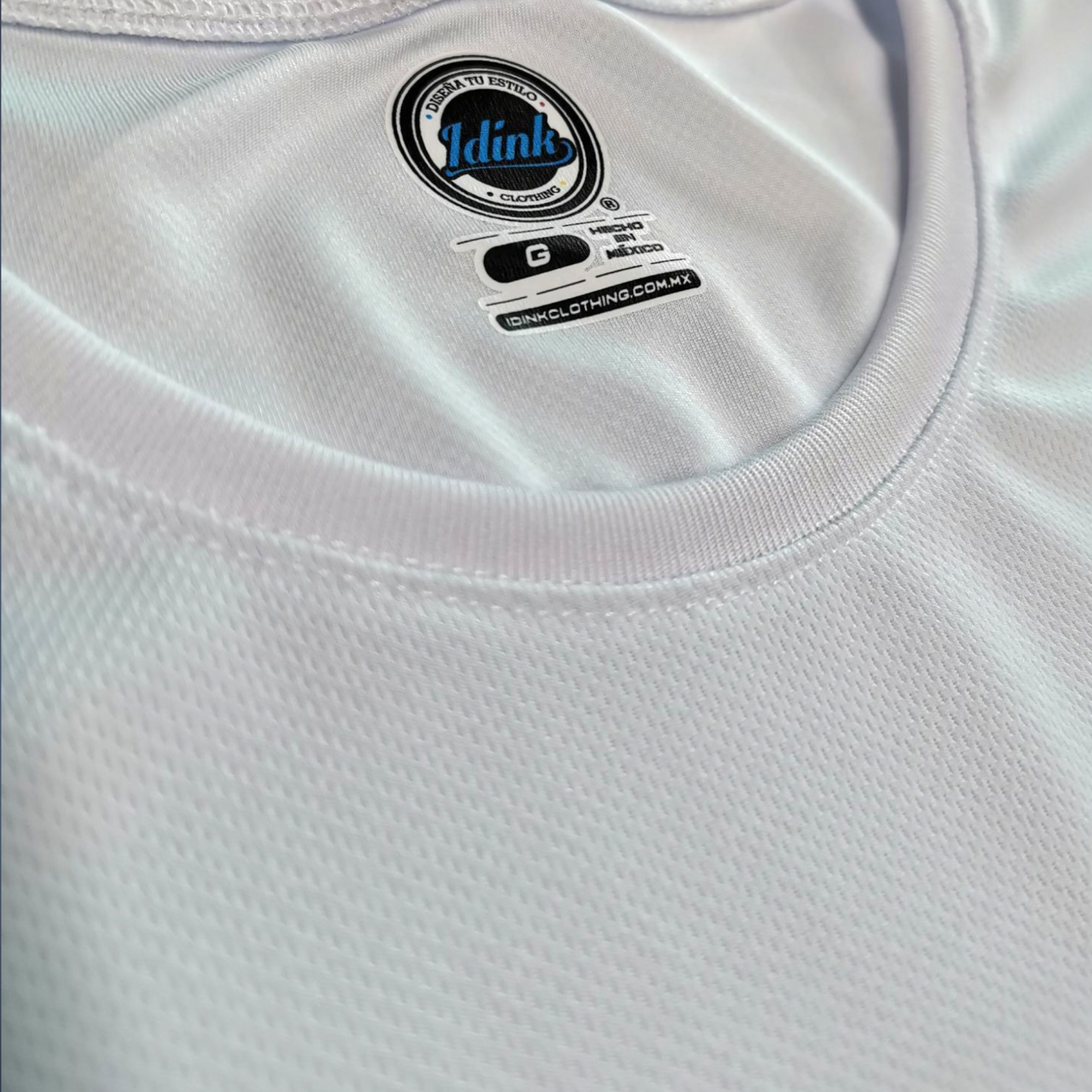 playera deportiva blanca