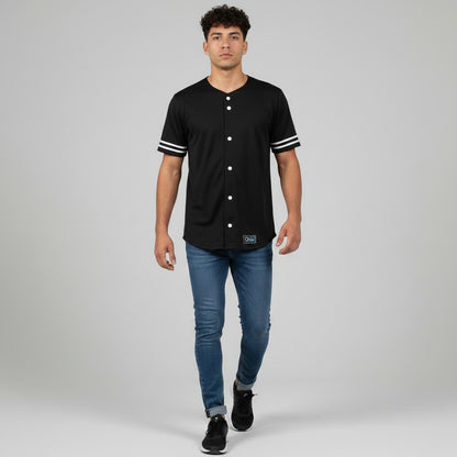 Jersey de béisbol Idink Clothing negro con botones frontales y franjas blancas en mangas, corte caballero deportivo.